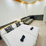 Modern Spacious In Center براغ
