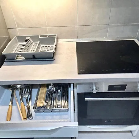 Modern Spacious In Center *