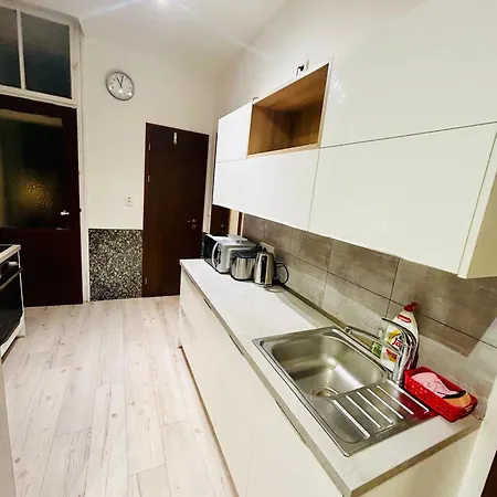 Modern Spacious In Center 公寓 *