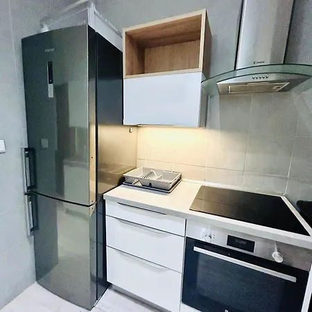 Modern Spacious In Center *