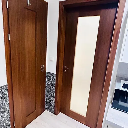 Modern Spacious In Center *