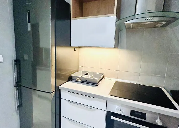 Modern Spacious In Center *